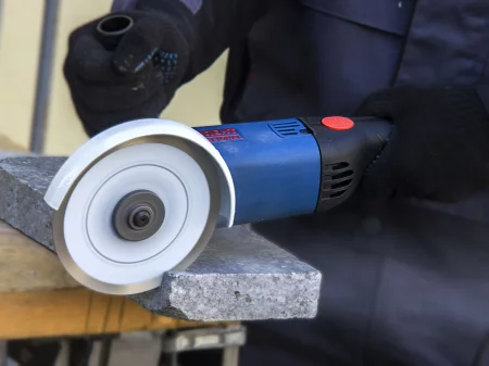 MSHU5_11_150_rezhet_kamen